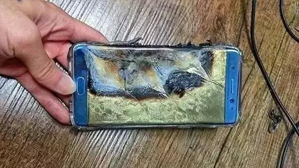 三星note 7手机充电时发生爆炸的图片